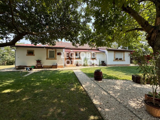 Eladó hotel, Cegléden 95 M Ft, 5 szobás / költözzbe.hu