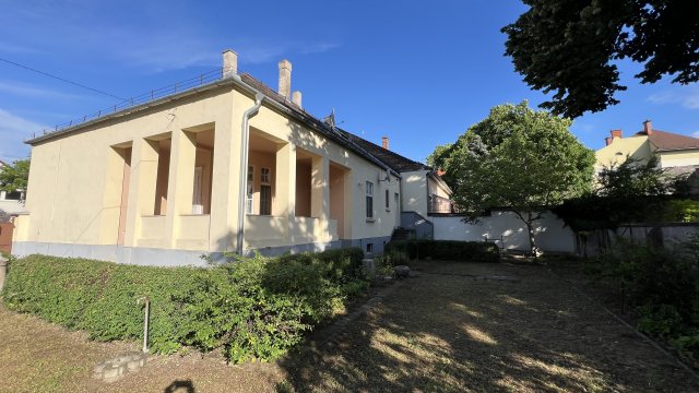 Eladó családi ház, Baján 78.8 M Ft, 3 szobás