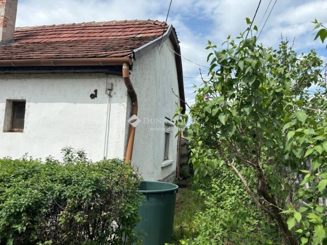 Eladó családi ház, Esztergomban 40 M Ft, 2 szobás