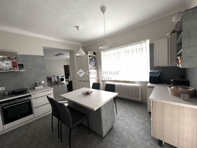 Eladó családi ház, Pécsett 105 M Ft, 4 szobás