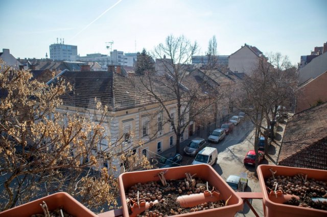 Eladó téglalakás, Szegeden 99 M Ft, 4 szobás