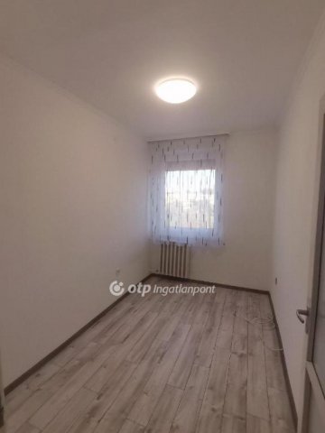 Eladó panellakás, Békéscsabán 28.9 M Ft, 2+1 szobás