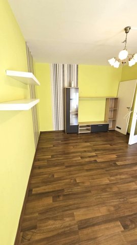 Eladó panellakás, Szolnokon 24.5 M Ft, 2 szobás
