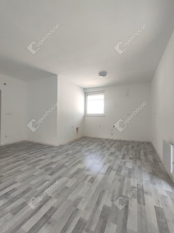 Eladó családi ház, Komáromban 87.59 M Ft, 4 szobás
