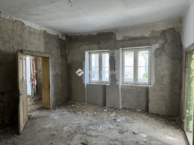 Eladó családi ház, Csornán 24.5 M Ft, 2 szobás