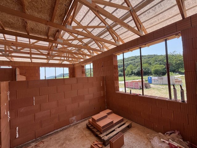 Eladó ikerház, Tarjánon 84.99 M Ft, 4 szobás