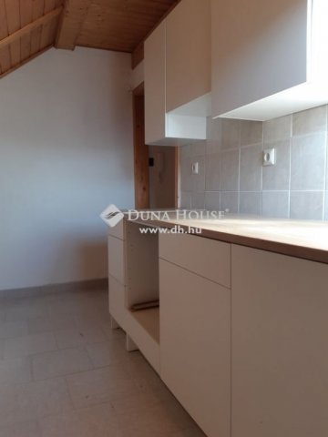 Eladó panellakás, Kecskeméten 38.4 M Ft, 3 szobás
