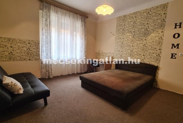 Kiadó téglalakás, albérlet, Pécsett 150 E Ft / hó, 1 szobás