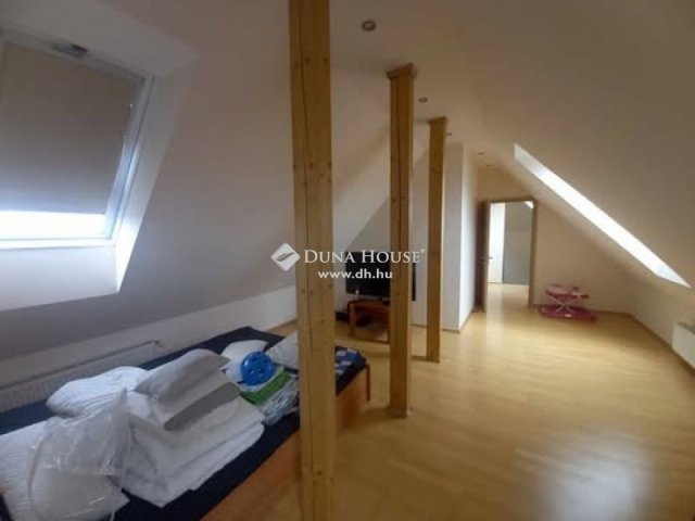 Eladó családi ház, Vecsésen 232.1 M Ft, 6 szobás