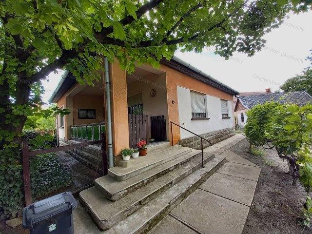 Eladó családi ház, Jászkisérén 11.9 M Ft, 2 szobás