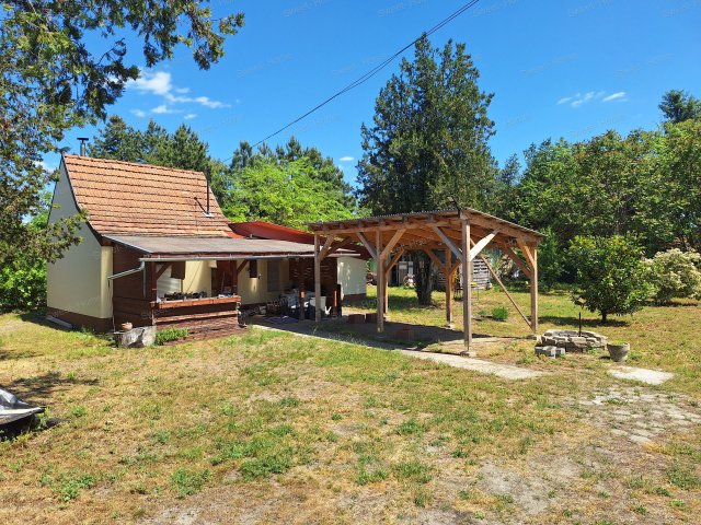 Eladó családi ház, Kecskeméten 19.5 M Ft, 2 szobás