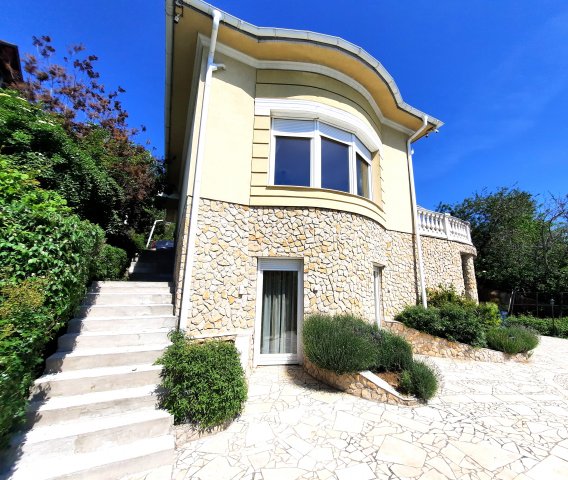 Eladó családi ház, Balatonalmádiban 399 M Ft, 8 szobás