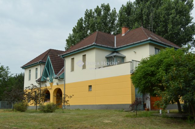 Eladó családi ház, Lakitelken, Szikra utcában 74 M Ft, 8 szobás