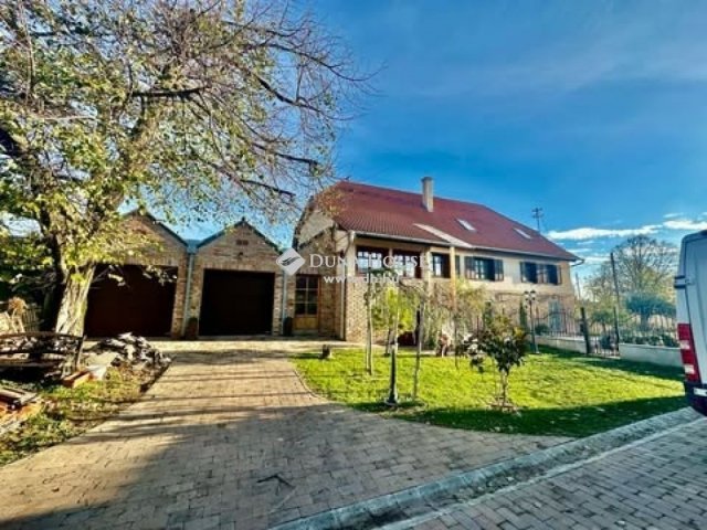 Eladó családi ház, Pécsett 250 M Ft, 4 szobás
