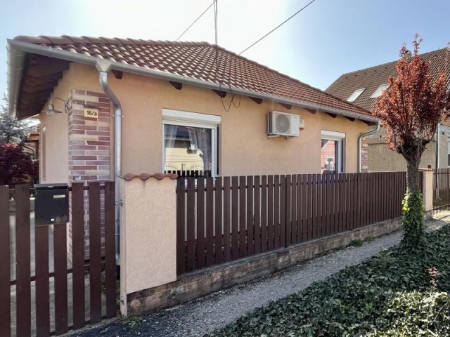 Eladó családi ház, Vecsésen 75 M Ft, 2 szobás