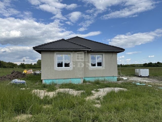 Eladó családi ház, Atkáron 52.99 M Ft, 4 szobás