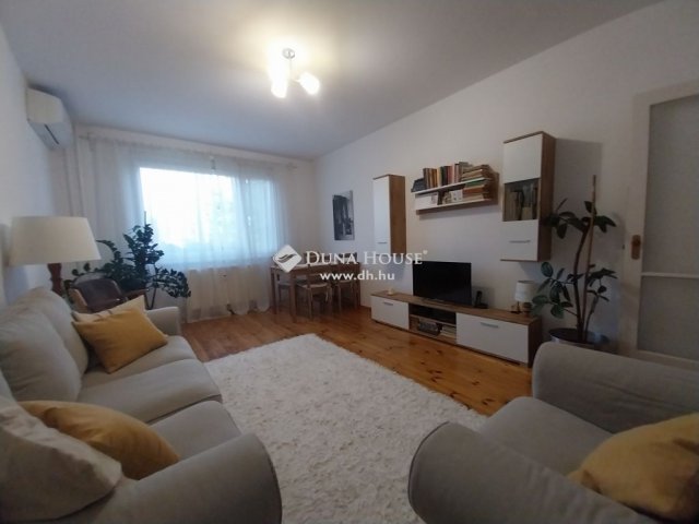 Eladó panellakás, Szegeden 59.5 M Ft, 2+1 szobás