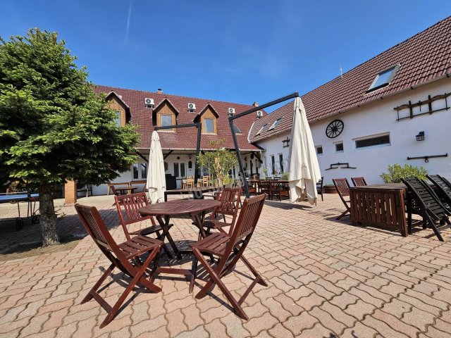 Eladó hotel, Bakson 349 M Ft, 20+5 szobás / költözzbe.hu