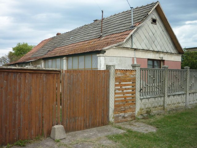 Eladó családi ház, Szentlőrinckátán 10.5 M Ft, 2 szobás