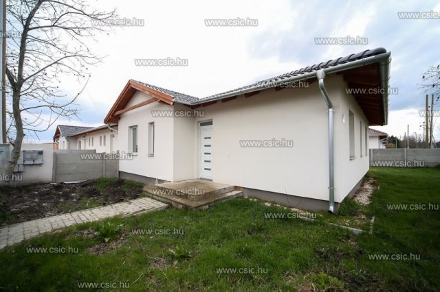 Eladó ikerház, Kiskunlacházán 72 M Ft, 4 szobás