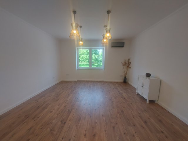 Kiadó üzlethelyiség, Szolnokon 160 E Ft / hó