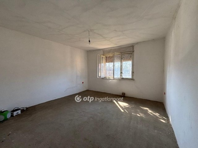 Eladó családi ház, Komorón 13 M Ft, 3 szobás