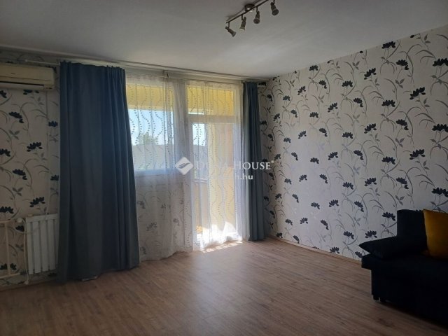 Eladó panellakás, Szigetszentmiklóson 54.9 M Ft, 3 szobás