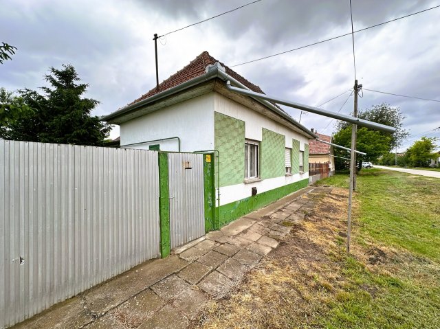 Eladó családi ház, Almáskamaráson 6 M Ft, 2 szobás