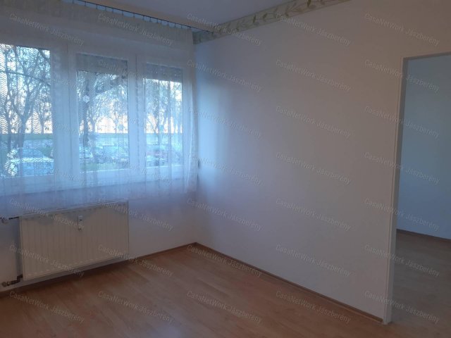 Eladó panellakás, Szolnokon 26.9 M Ft, 1+2 szobás