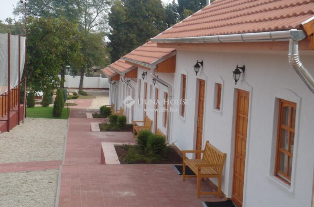 Eladó hotel, Tiszafüreden 359 M Ft, 13 szobás