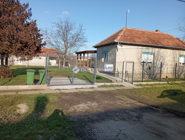 Eladó családi ház, Jászladányon 14 M Ft, 3 szobás