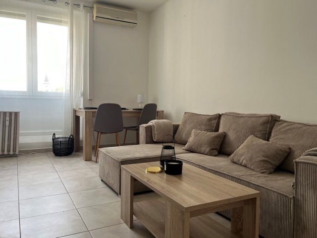 Kiadó panellakás, albérlet, Pécsett 150 E Ft / hó, 2 szobás