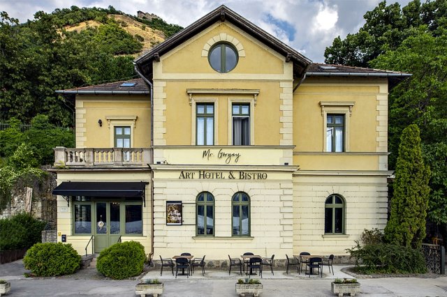 Eladó hotel, Visegrádon, Fő utcában 1619.5 M Ft, 22 szobás