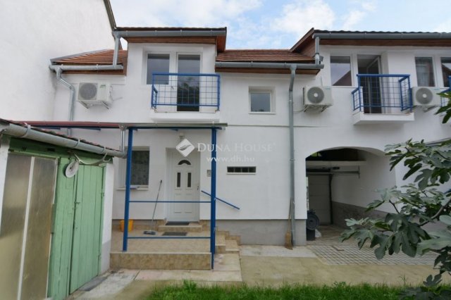 Eladó családi ház, Kecskeméten 80 M Ft, 8 szobás