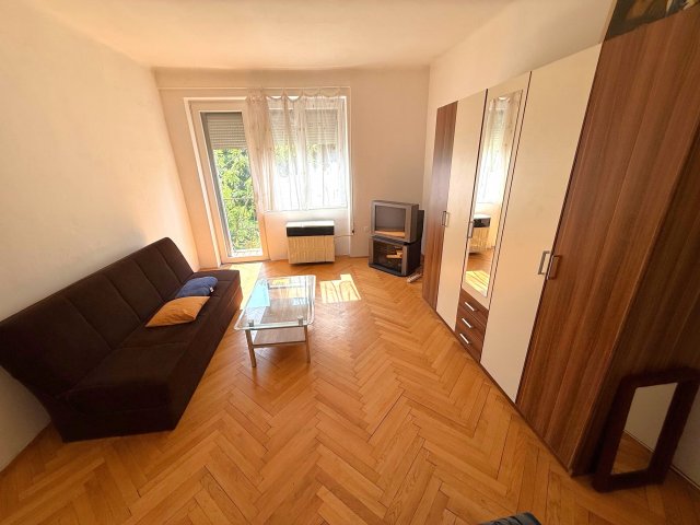 Eladó téglalakás, Pécsett, Feketegyémánt téren 19.9 M Ft