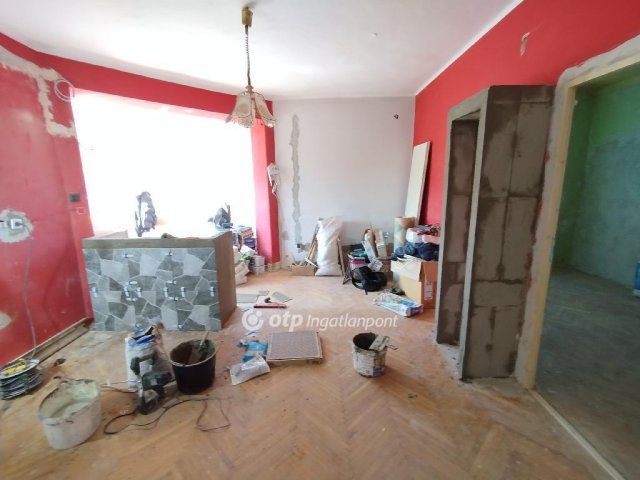 Eladó téglalakás, Komlón 21.9 M Ft, 2 szobás