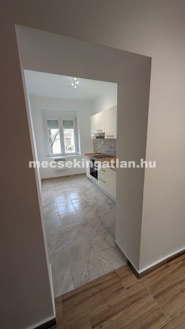 Eladó téglalakás, Pécsett 34.5 M Ft, 2+1 szobás