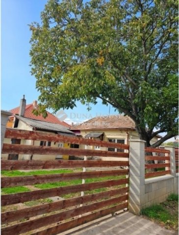 Eladó családi ház, Pécsett 31.9 M Ft, 3 szobás