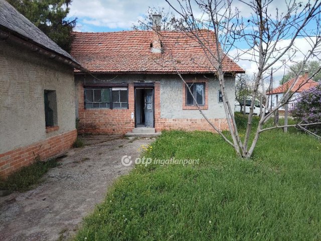 Eladó családi ház, Bakson 5.5 M Ft, 2 szobás