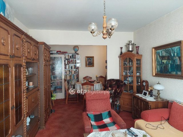Eladó panellakás, Veszprémben 40 M Ft, 1+2 szobás