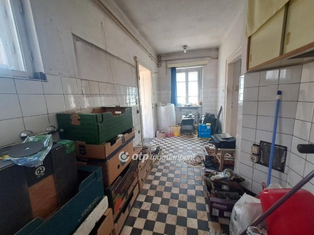 Eladó családi ház, Veszprémben 49.79 M Ft, 2 szobás