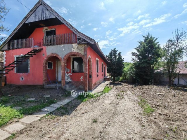 Eladó családi ház, Tinnyén 44.9 M Ft, 7 szobás