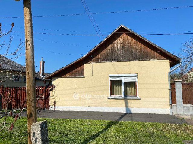 Eladó családi ház, Karcagon 16 M Ft, 2 szobás