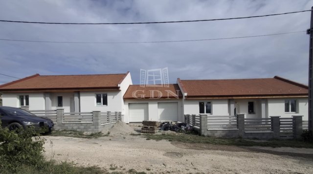 Eladó ikerház, Szadán 99.99 M Ft, 4 szobás