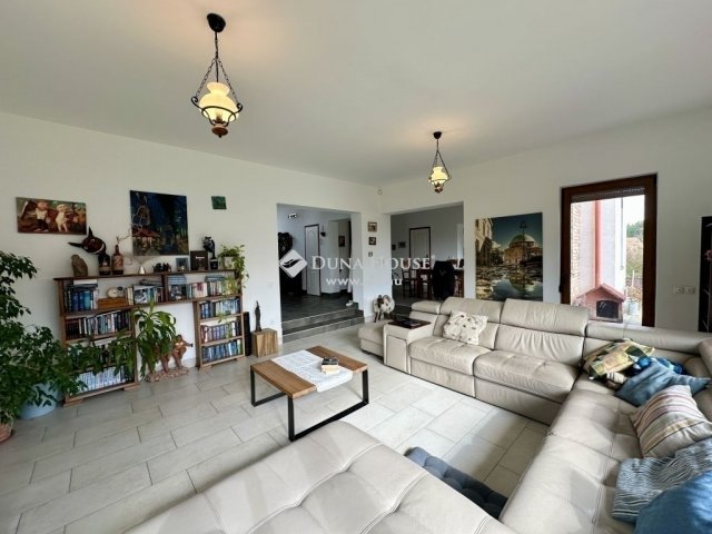 Eladó családi ház, Szentendrén 330 M Ft, 6 szobás