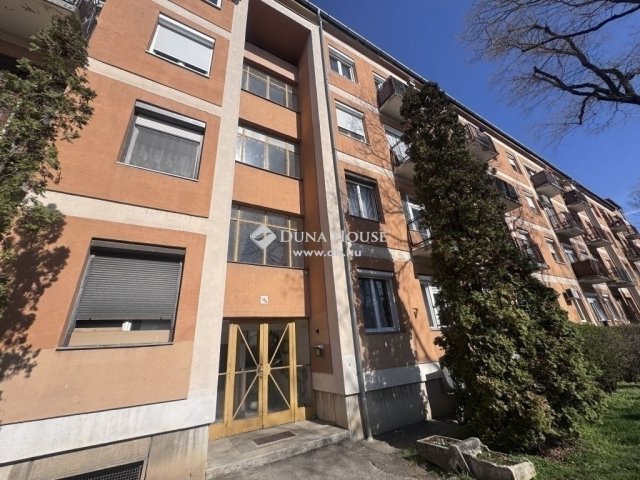 Eladó téglalakás, Pécsett 39.9 M Ft, 2 szobás