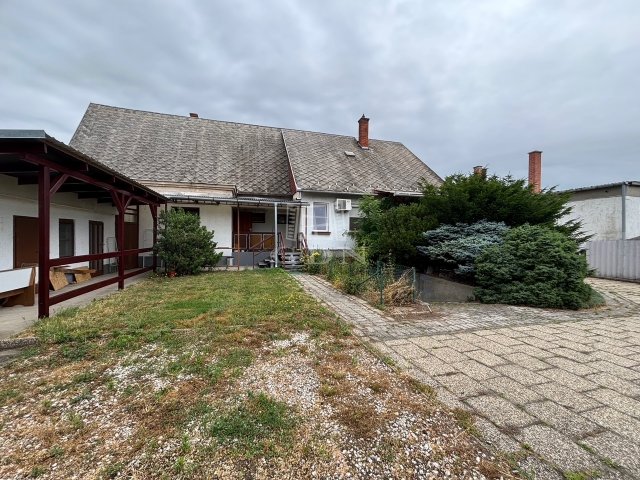 Eladó családi ház, Komáromban 65 M Ft, 5 szobás