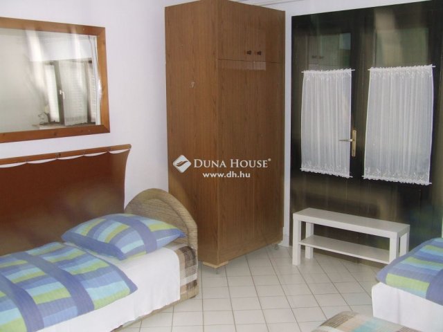 Eladó családi ház, Dunaalmáson 69.99 M Ft, 4 szobás