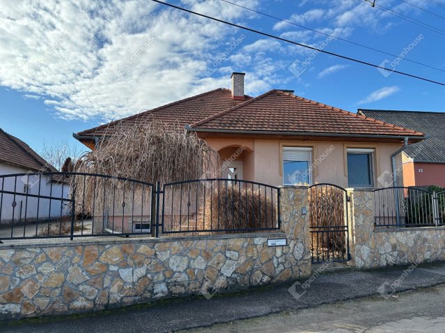 Kiadó családi ház, albérlet, Győrött 300 E Ft / hó, 4 szobás
