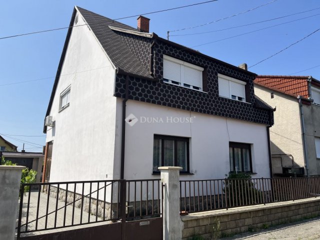 Eladó családi ház, Pécsett 65 M Ft, 5+1 szobás